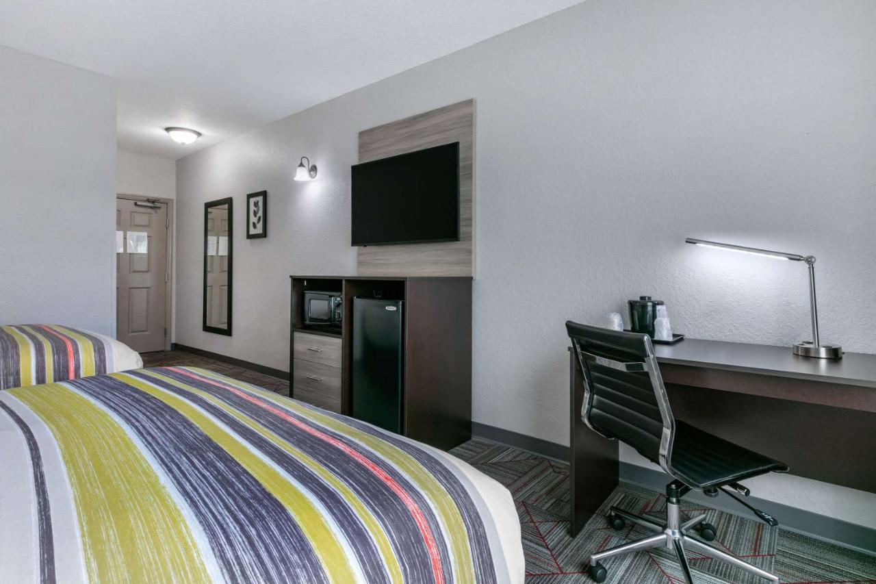 Queen Room with Two Queen Beds - Non-Smoking at Clarion Pointe Columbus-Bradley Park