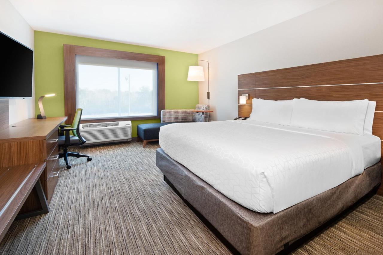 Leisure King Room - Non-Smoking at Holiday Inn Express & Suites Niceville - Eglin Area by IHG