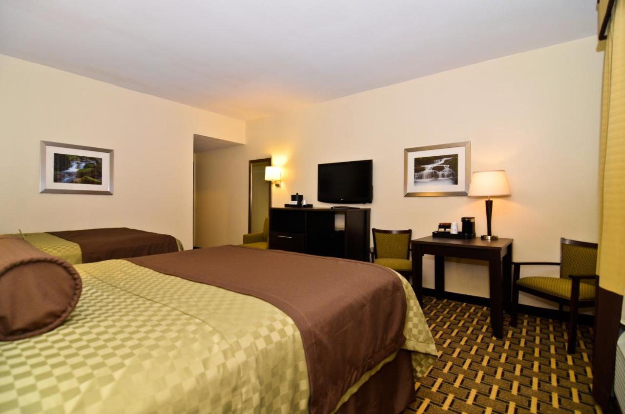 Queen Room with Two Queen Beds - Pet Friendly - Non smoking at Best Western Plus The Inn & Suites At The Falls