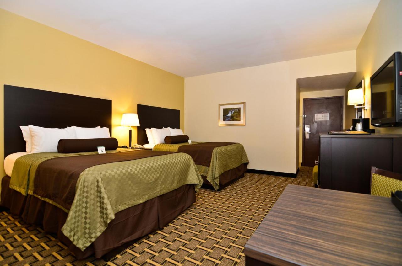 Queen Room with Two Queen Beds - Non Smoking at Best Western Plus The Inn & Suites At The Falls