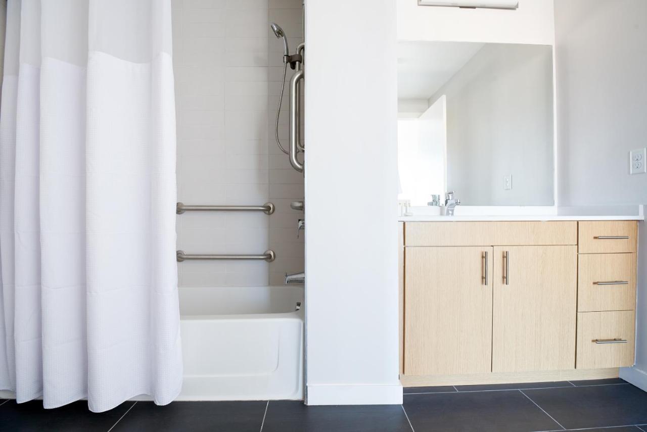 Deluxe Suite at Sonder at University Park
