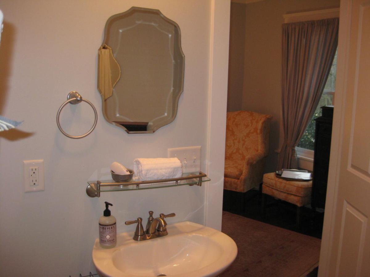 | Riverside Gables Bed and Breakfast