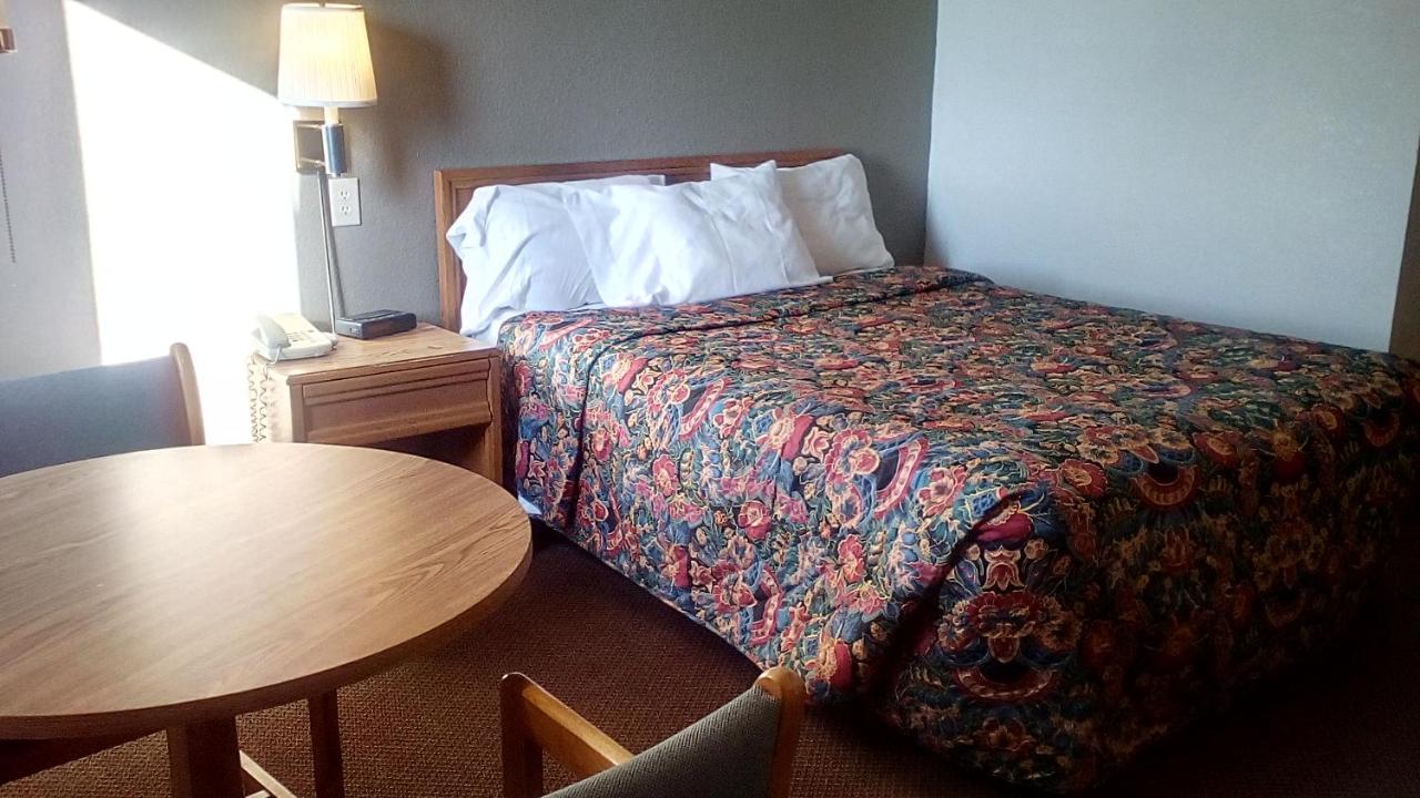 Queen Room - Non-Smoking at KCI Lodge