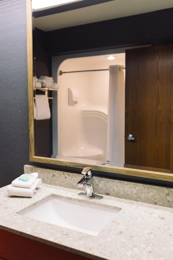 | Wildwood Lodge & Suites