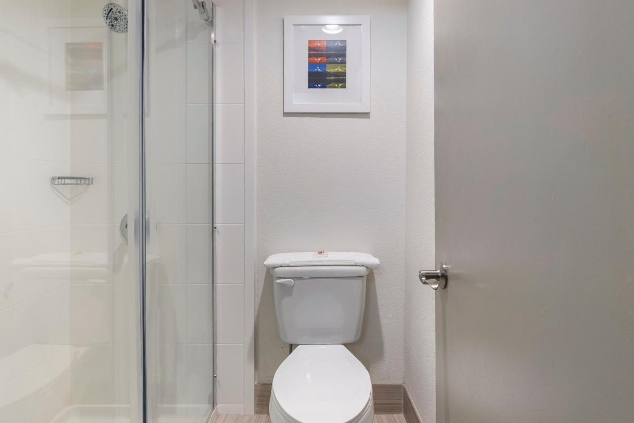 King Suite - Non-Smoking at Comfort Inn & Suites Tigard near Washington Square