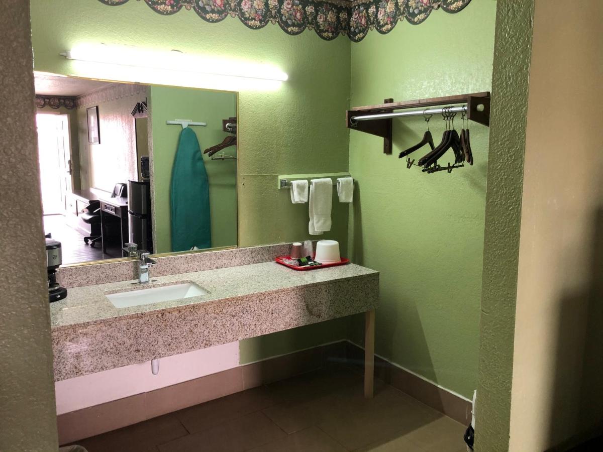  | Lone Star Inn