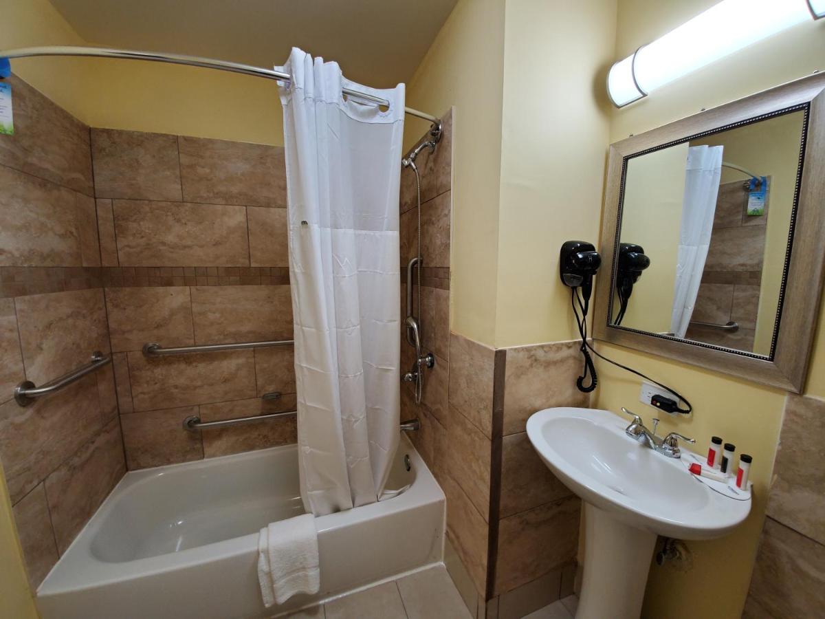 King Room with Roll-in Shower - Mobility Access/Non-Smoking at Days Inn by Wyndham Atlanta/Southlake/Morrow