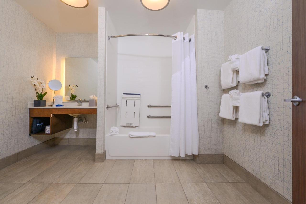 | Holiday Inn Express & Suites St. Petersburg - Madeira Beach, an IHG Hotel