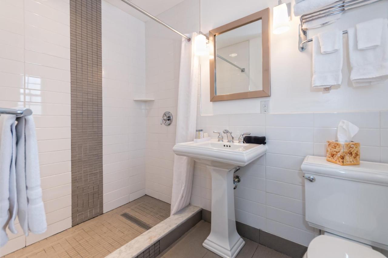 Queen Room - Pet Friendly at Canalside Inn