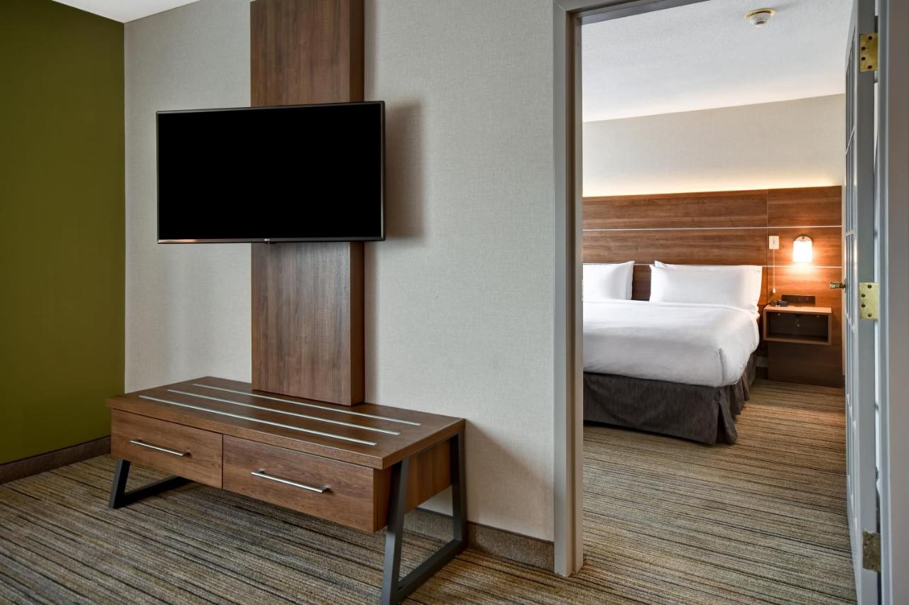 | Holiday Inn Express Newport North - Middletown, an IHG Hotel