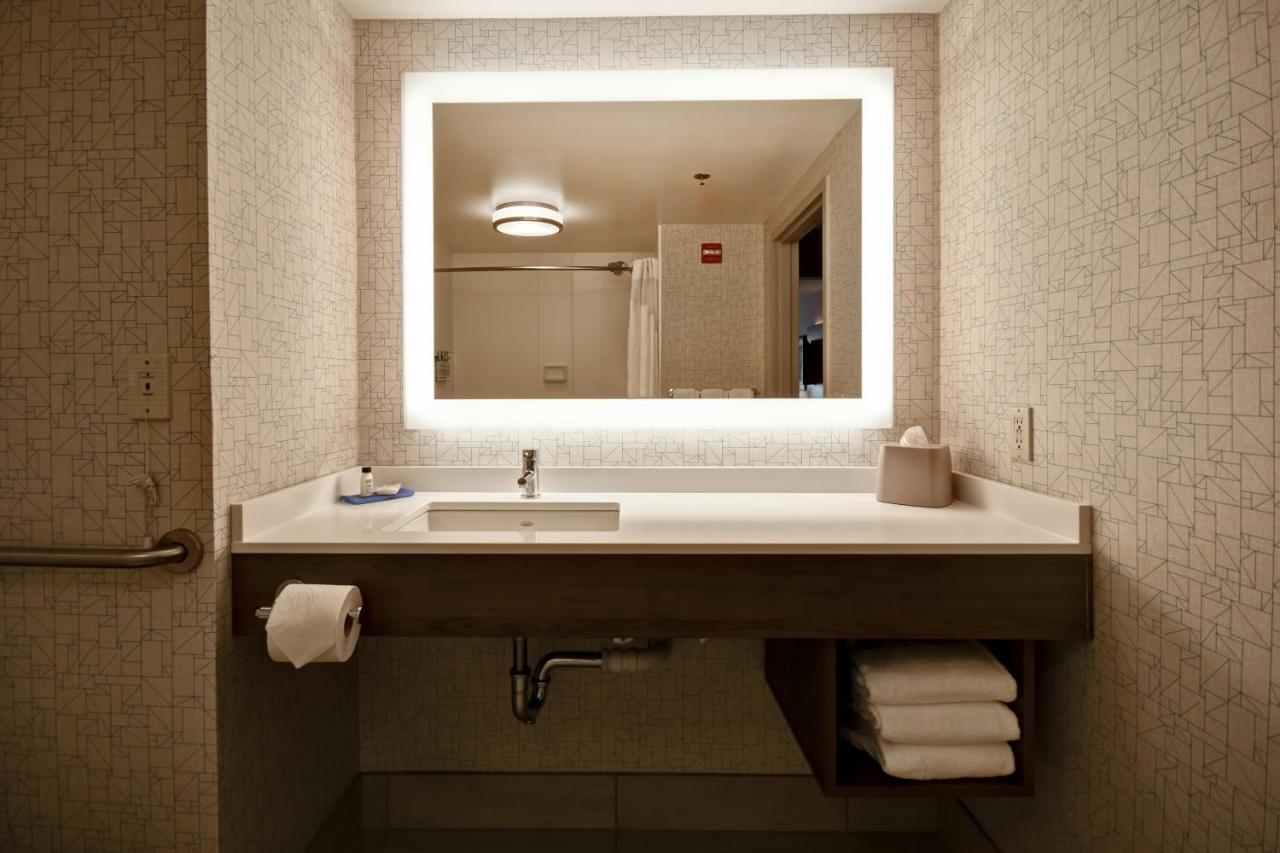 | Holiday Inn Express Newport North - Middletown, an IHG Hotel
