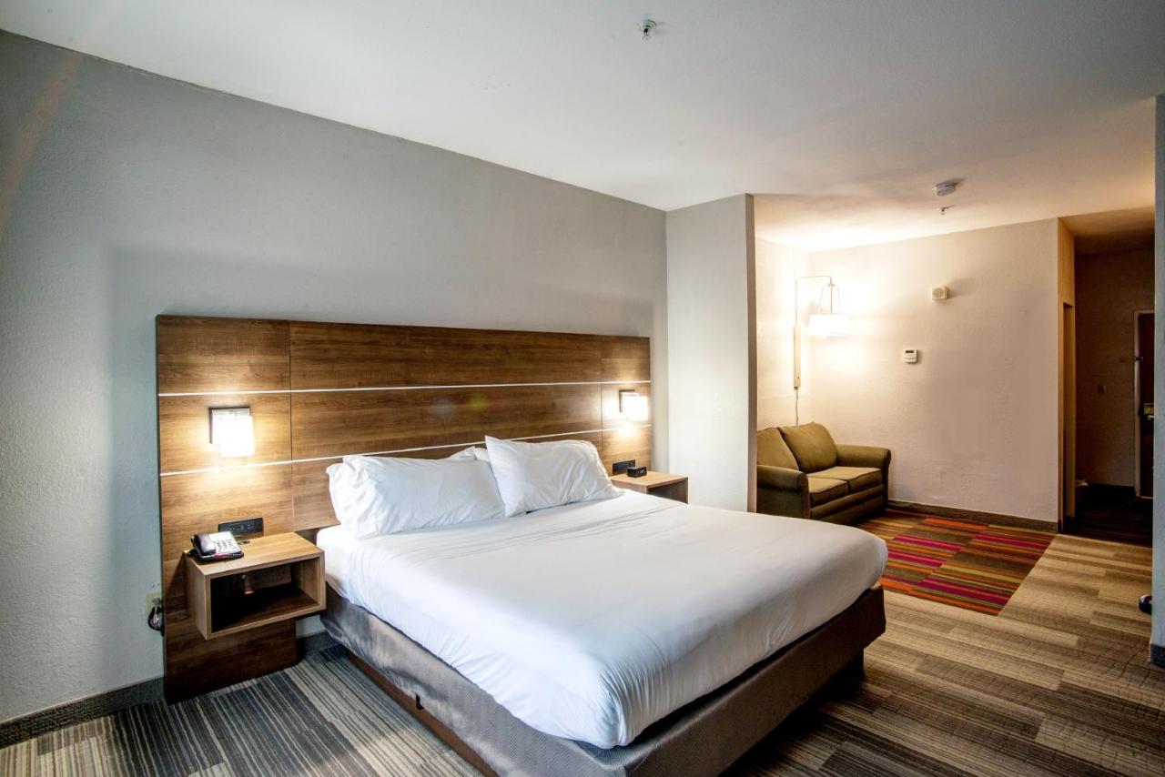 King Room - Non-Smoking at Holiday Inn Express La Plata, an IHG Hotel