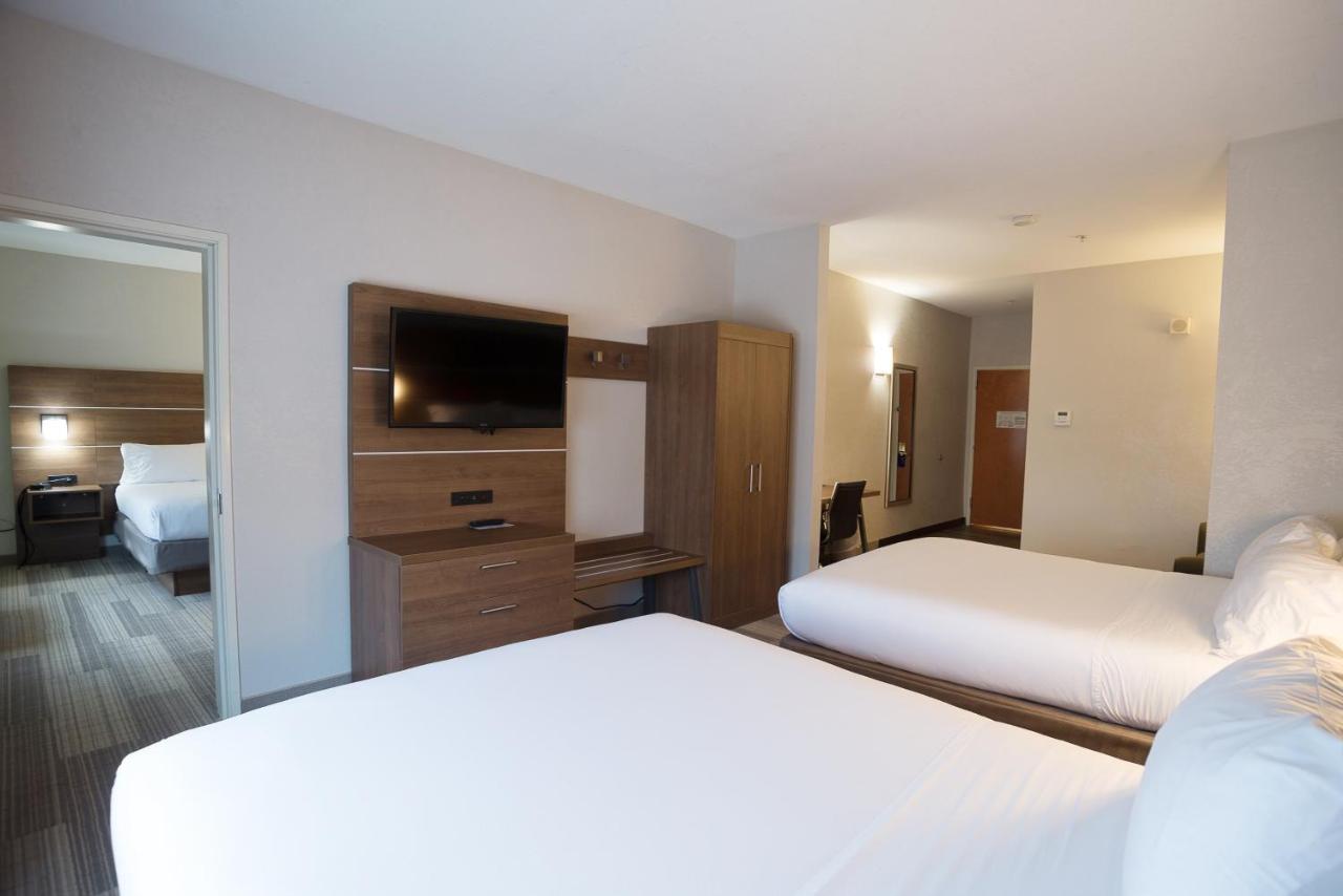 Executive Queen Room with Two Queen Beds - Non-Smoking at Holiday Inn Express La Plata, an IHG Hotel