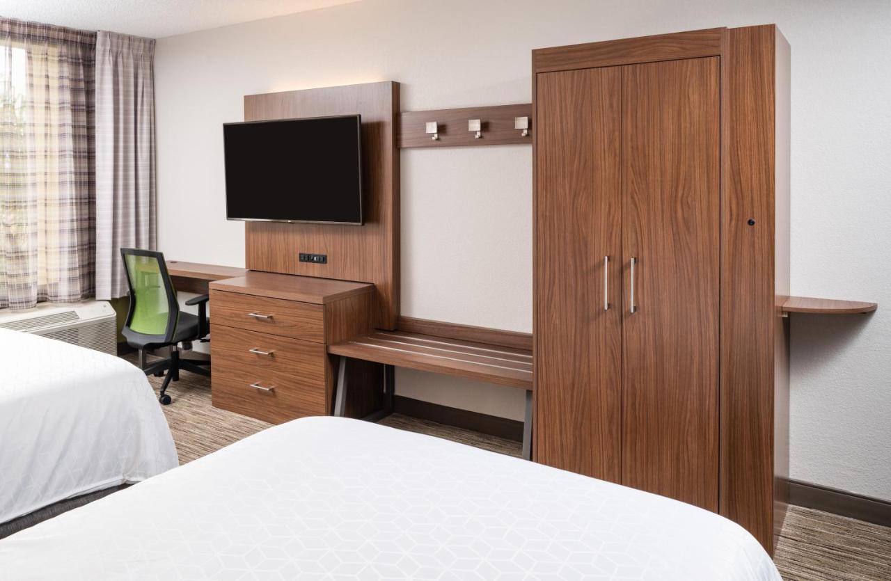 Double Room with Two Double Beds - Disability Access - Roll In Shower/Non-Smoking at Holiday Inn Express Boca Raton-West by IHG