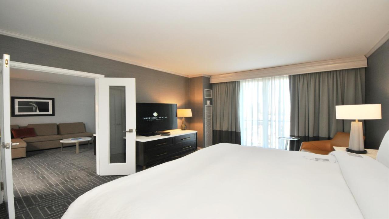 One-Bedroom King Suite with Balcony at InterContinental Kansas City at The Plaza by IHG