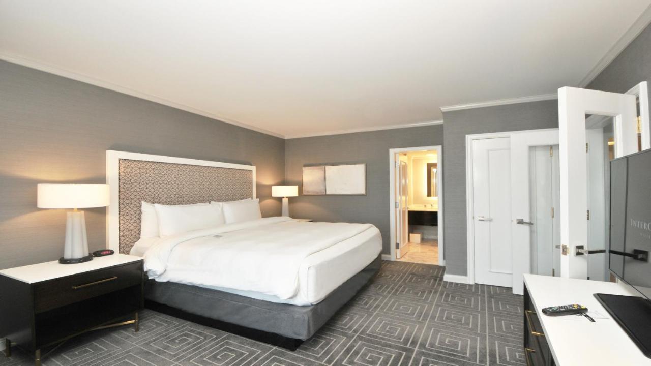 One-Bedroom King Suite with Balcony at InterContinental Kansas City at The Plaza by IHG
