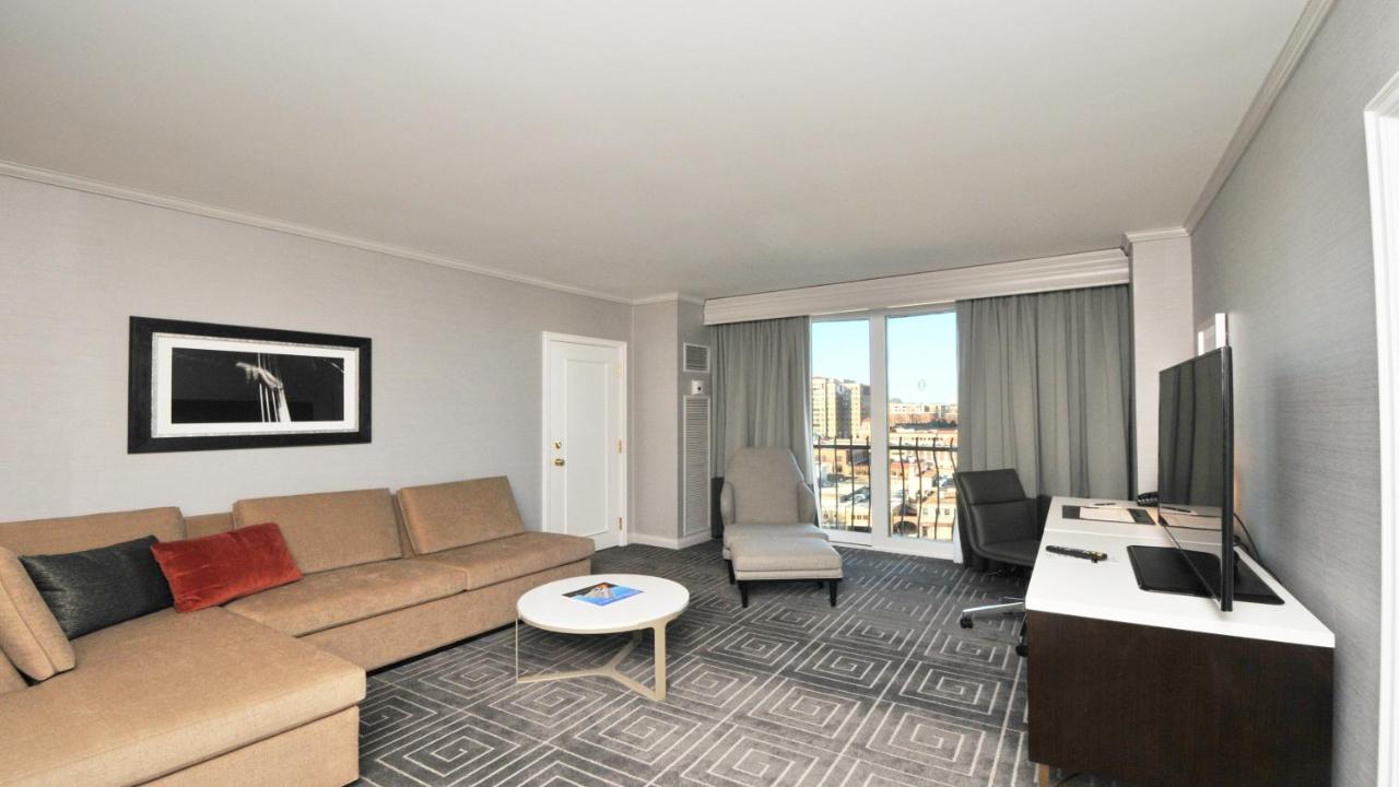 One-Bedroom King Suite with Balcony at InterContinental Kansas City at The Plaza by IHG