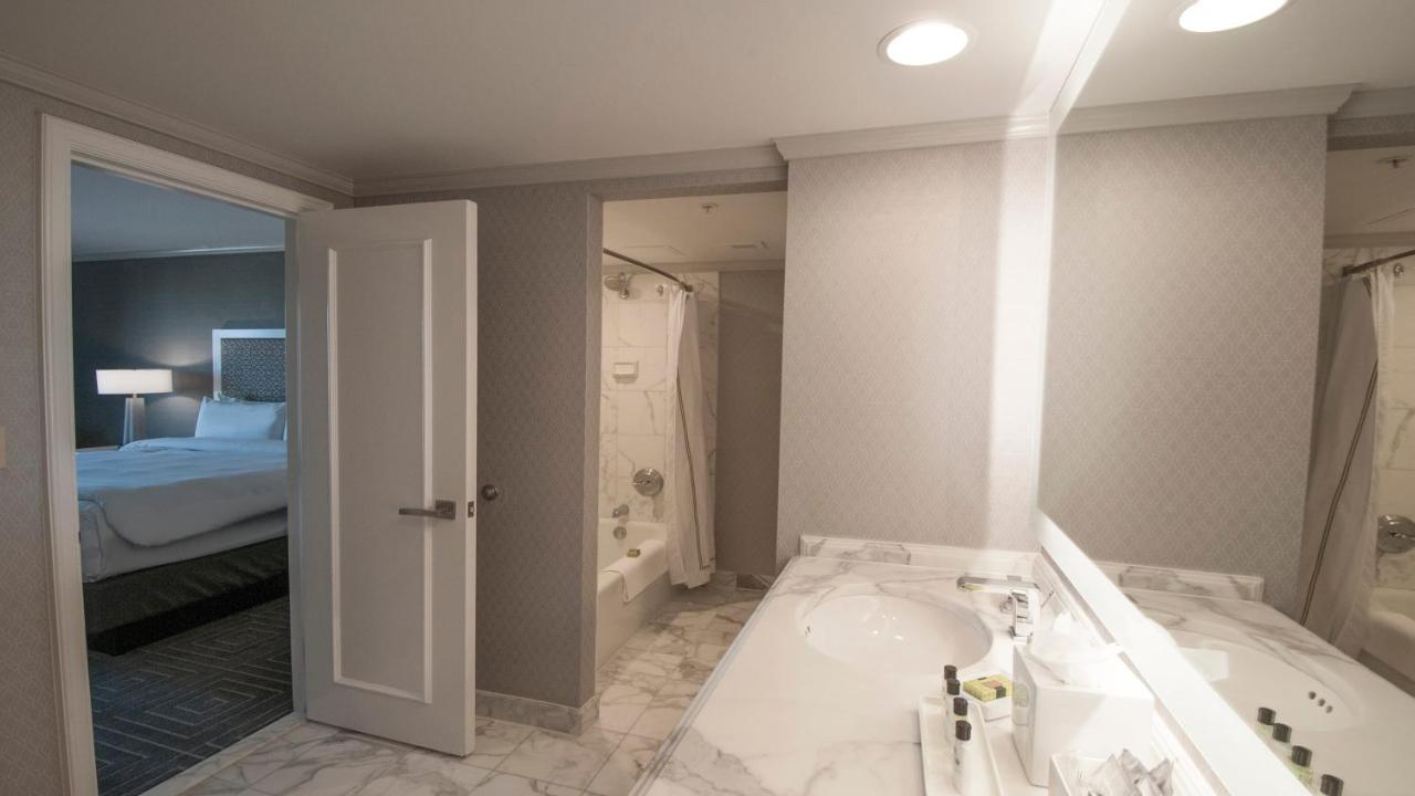 One-Bedroom King Suite with Balcony at InterContinental Kansas City at The Plaza by IHG