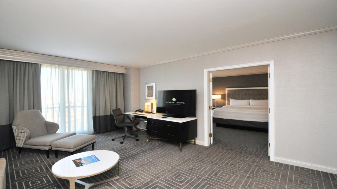 One-Bedroom King Suite with Balcony at InterContinental Kansas City at The Plaza by IHG