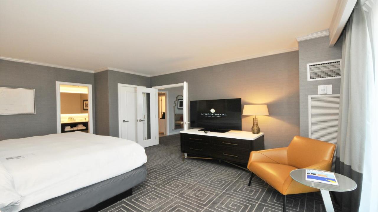 One-Bedroom King Suite with Balcony at InterContinental Kansas City at The Plaza by IHG