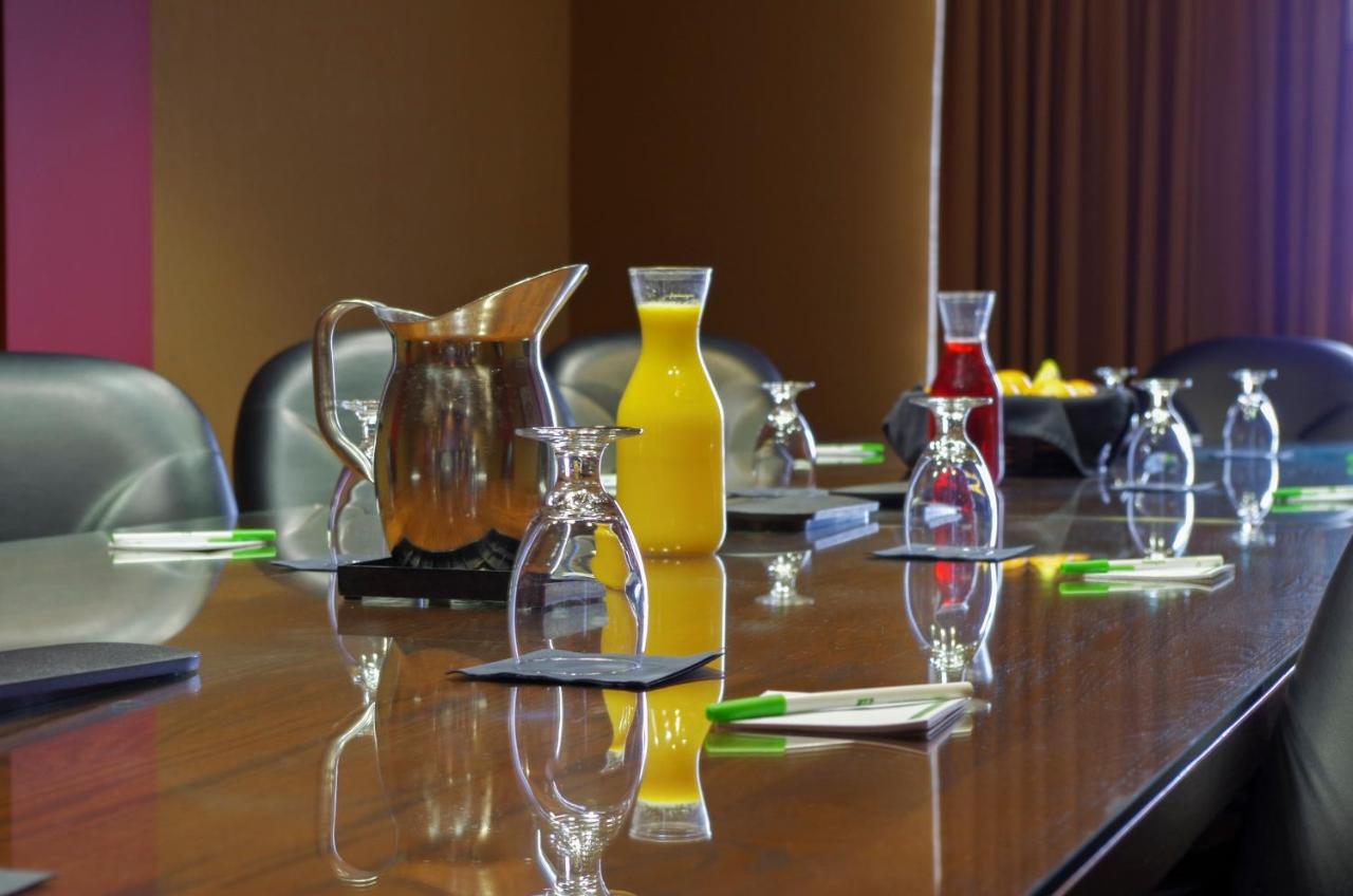 | Holiday Inn Hotel Pewaukee-Milwaukee West, an IHG Hotel