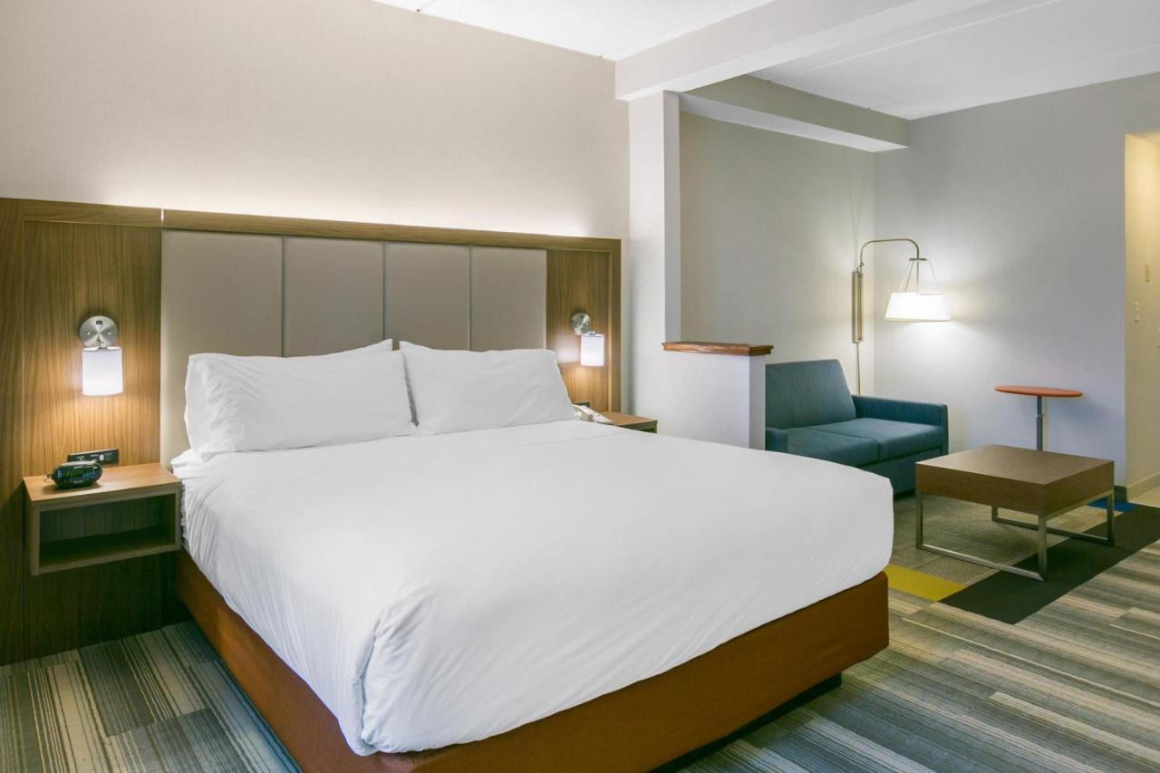 King Suite at Holiday Inn Express Hotel & Stes Mt. Arlington Rockaway Area by IHG