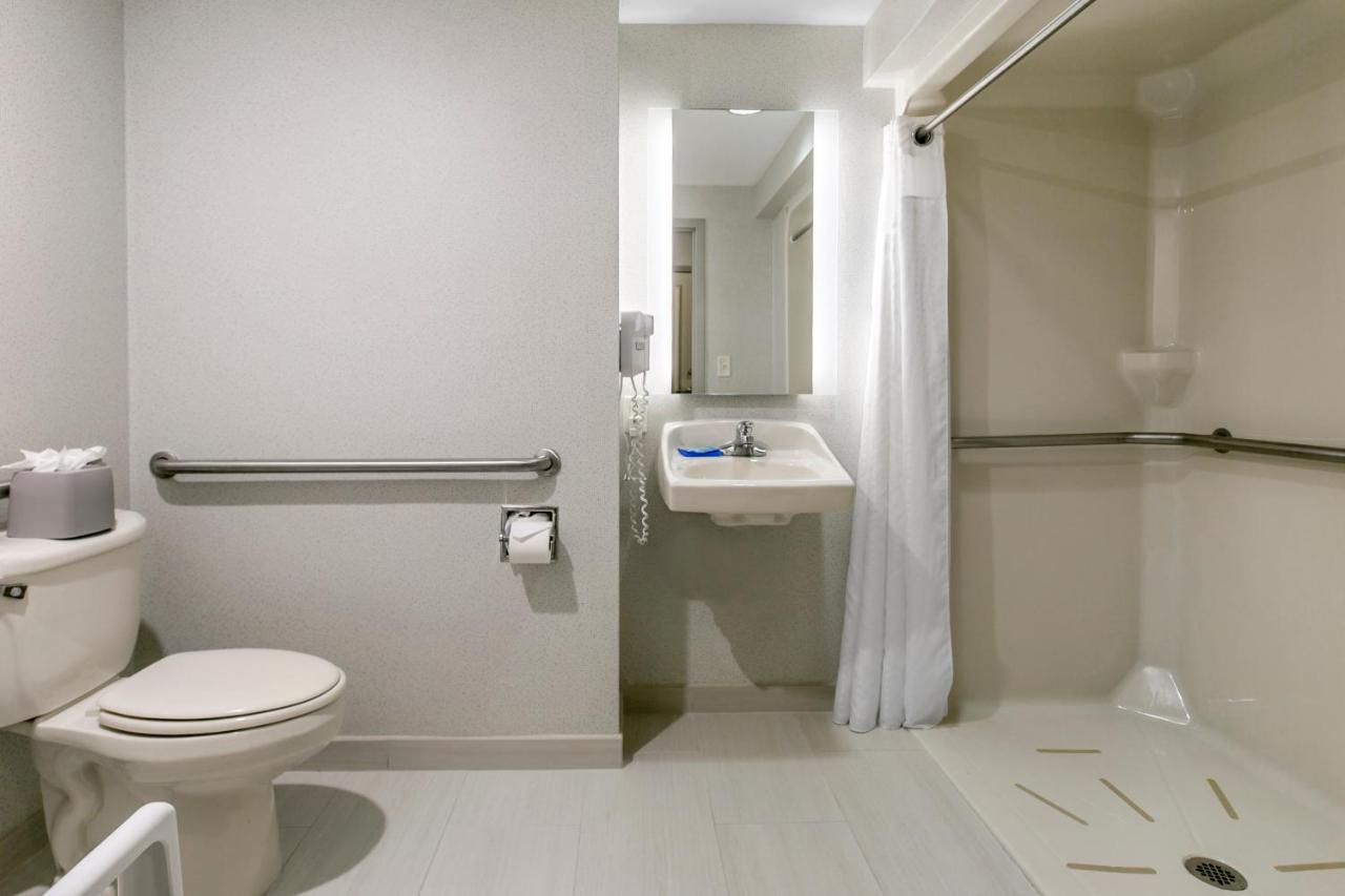 Queen Room with Roll in Shower - Non-Smoking at Holiday Inn Express Hotel & Stes Mt. Arlington Rockaway Area by IHG