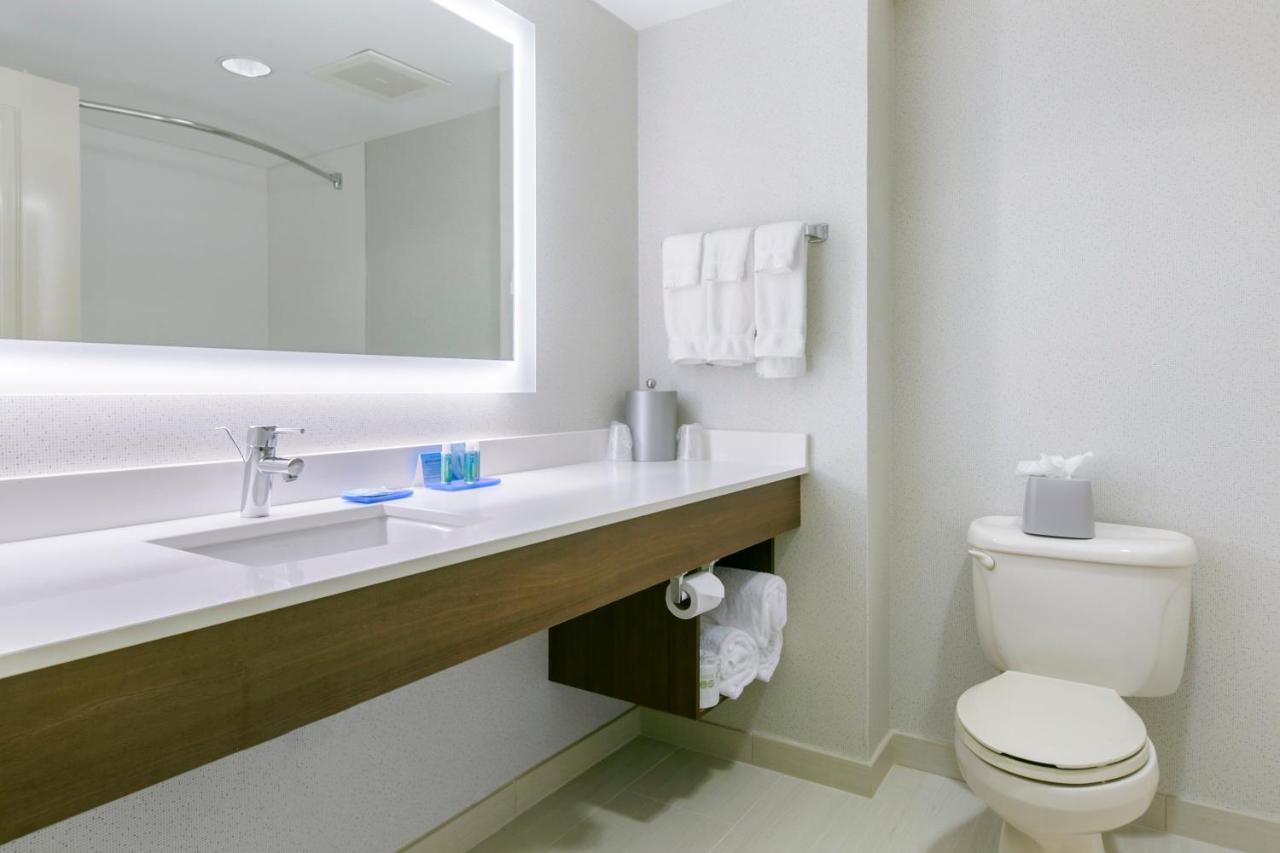 King Suite at Holiday Inn Express Hotel & Stes Mt. Arlington Rockaway Area by IHG