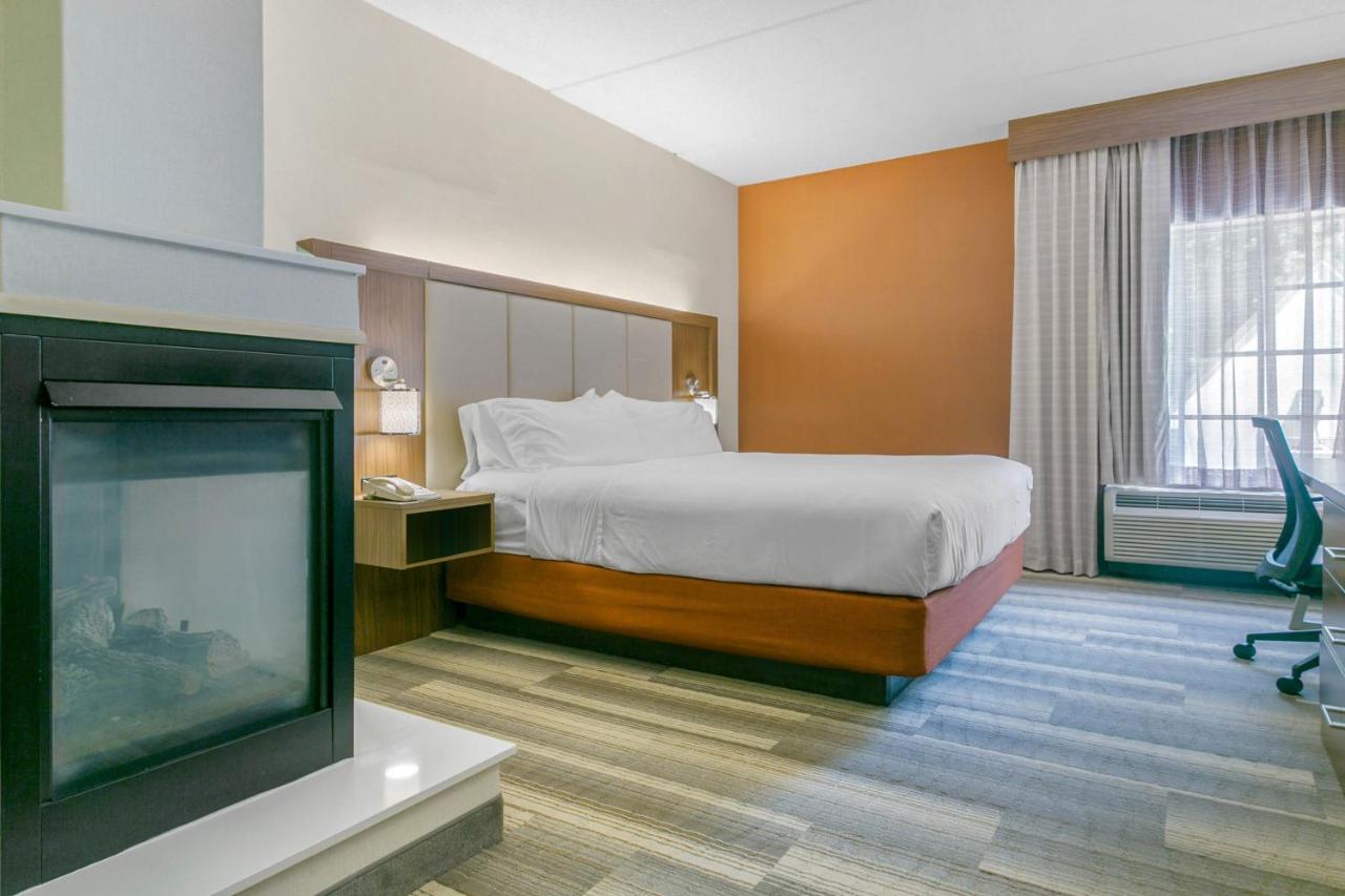 Deluxe King Suite with Spa Bath at Holiday Inn Express Hotel & Stes Mt. Arlington Rockaway Area by IHG