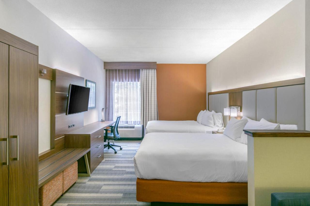 Queen Suite with Two Queen Beds at Holiday Inn Express Hotel & Stes Mt. Arlington Rockaway Area by IHG