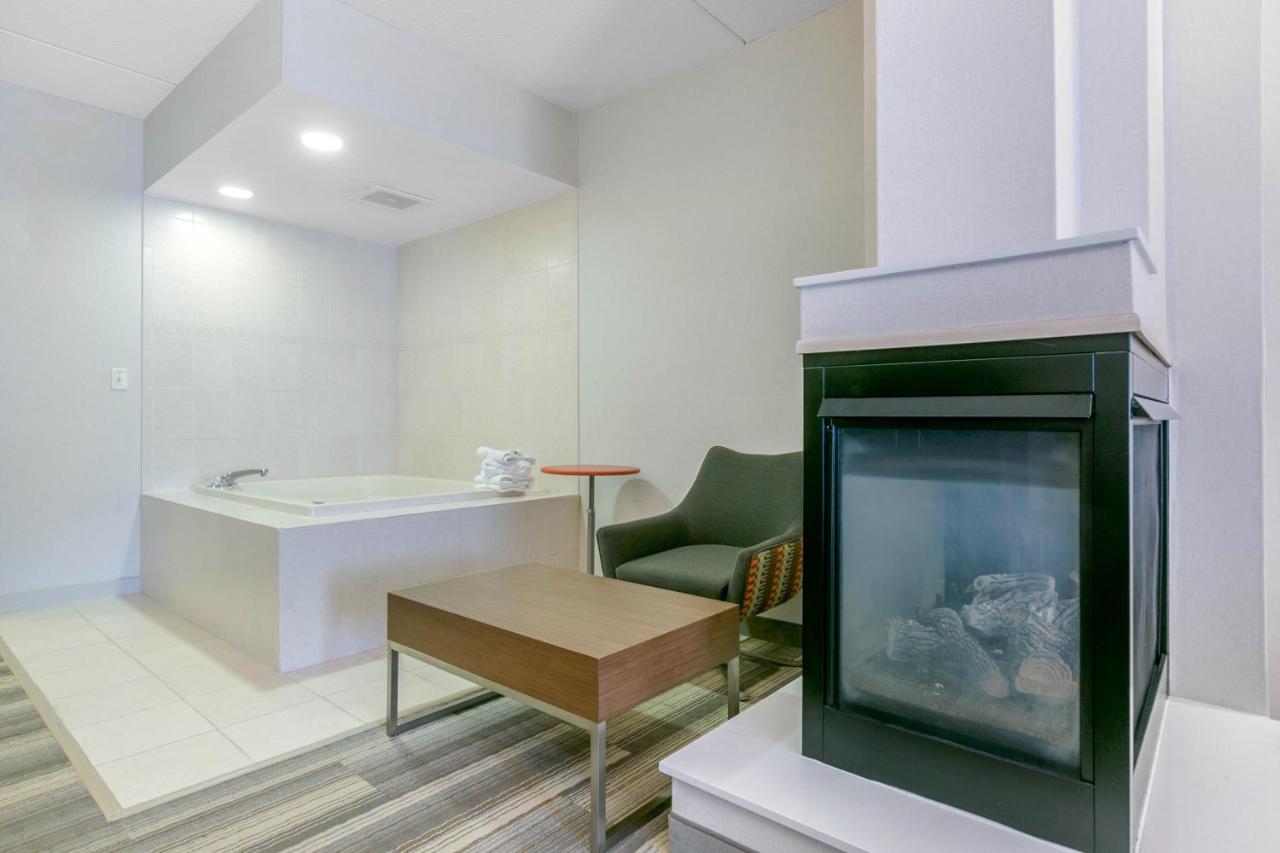 Deluxe King Suite with Spa Bath at Holiday Inn Express Hotel & Stes Mt. Arlington Rockaway Area by IHG