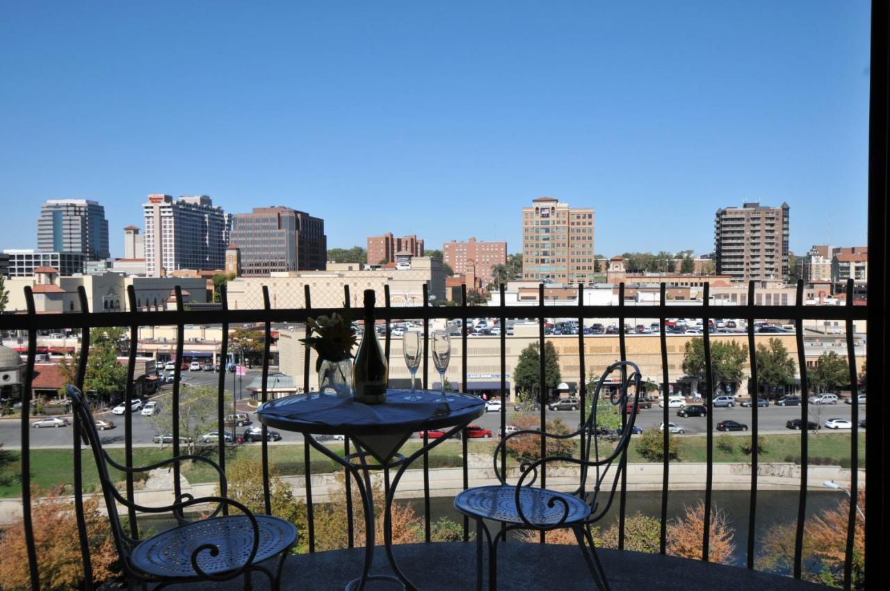 Deluxe Double Room with Two Double Beds at InterContinental Kansas City at The Plaza by IHG