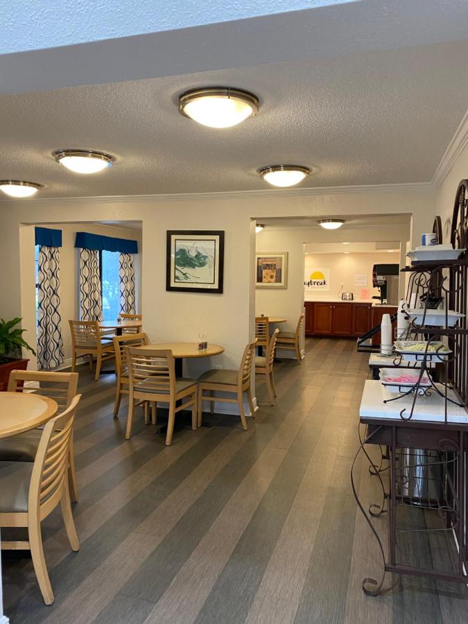 | Days Inn & Suites Mobile