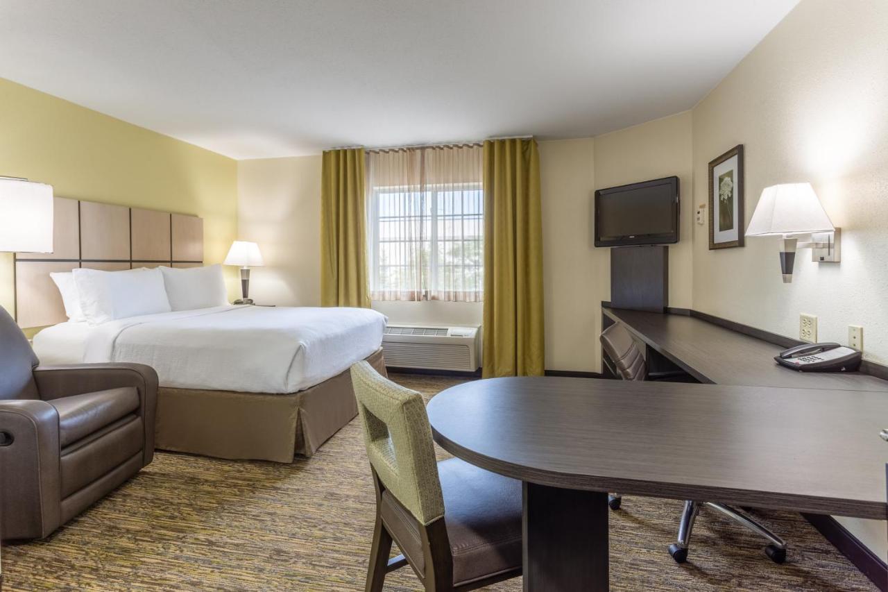 Queen Studio at Candlewood Suites Aurora-Naperville by IHG