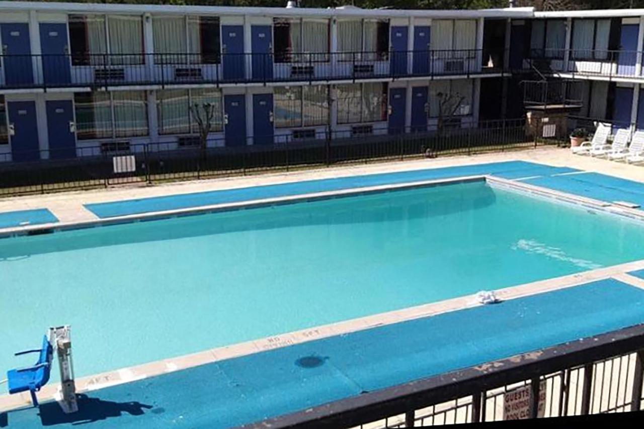 | Landmark Hotel