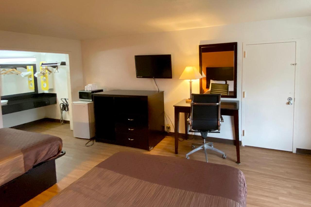 | Landmark Hotel