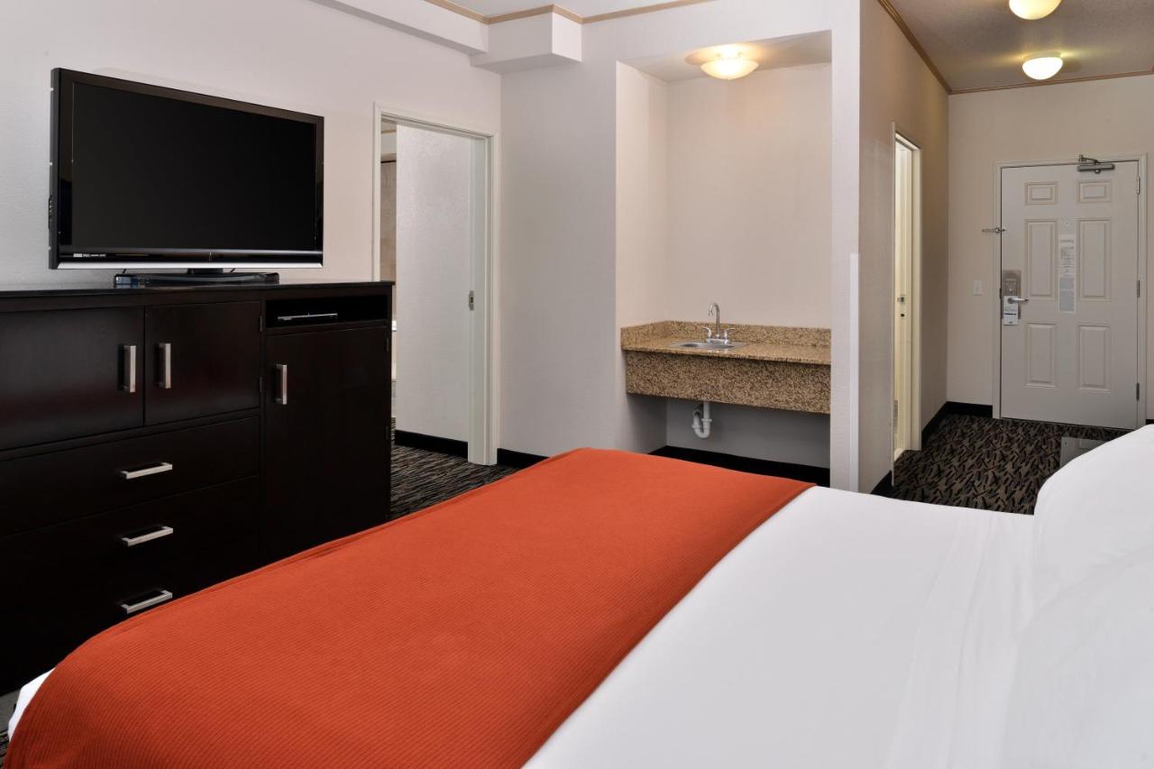 King Suite Whirlpool at Holiday Inn Express & Suites Tacoma South - Lakewood by IHG