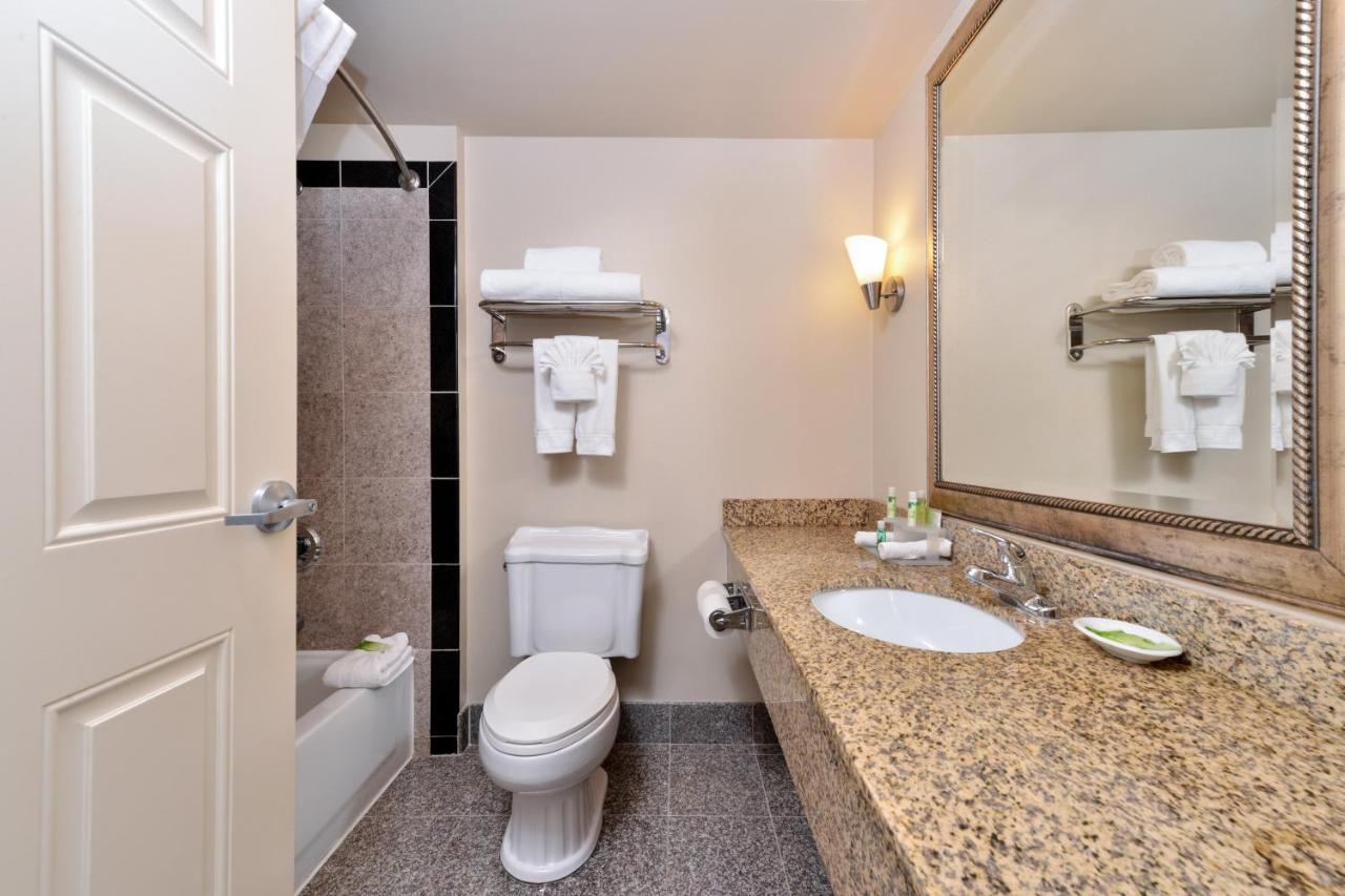 King Suite at Holiday Inn Express & Suites Tacoma South - Lakewood by IHG