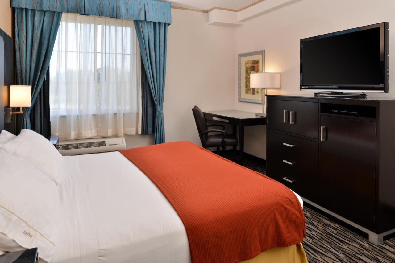 King Room at Holiday Inn Express & Suites Tacoma South - Lakewood by IHG