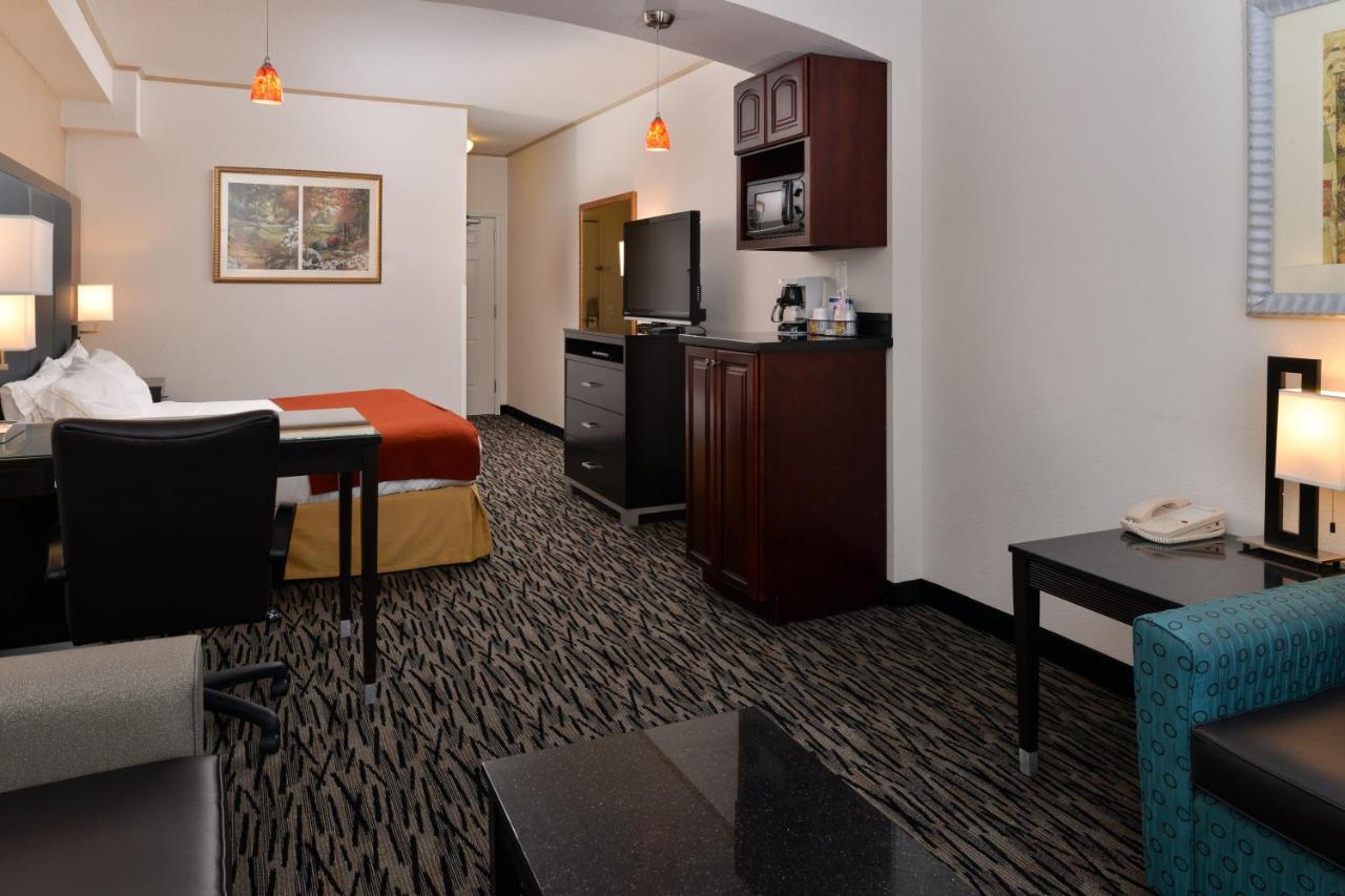 Suite - Mobility Access/Hearing Accessible at Holiday Inn Express & Suites Tacoma South - Lakewood by IHG