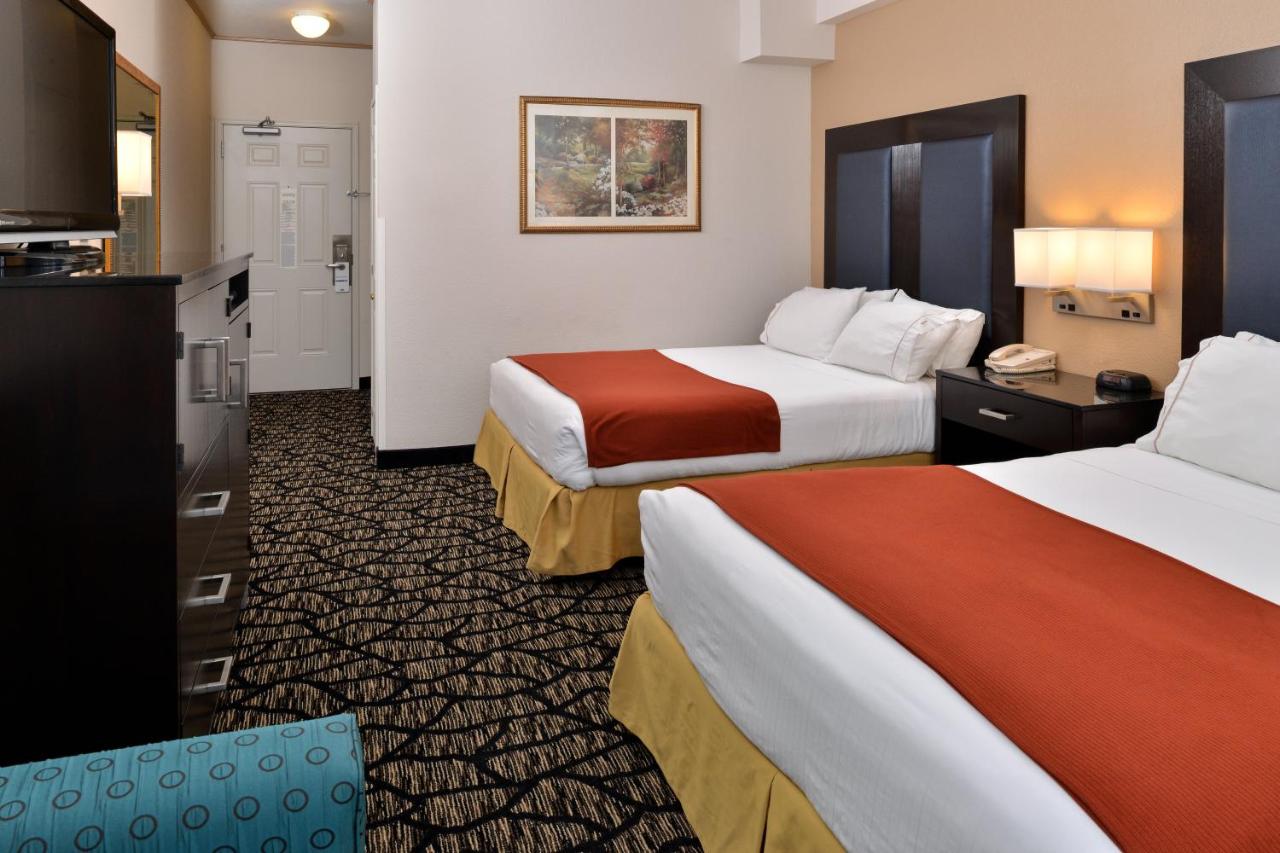 Twin Room - Mobility Access with Bath Tub at Holiday Inn Express & Suites Tacoma South - Lakewood by IHG