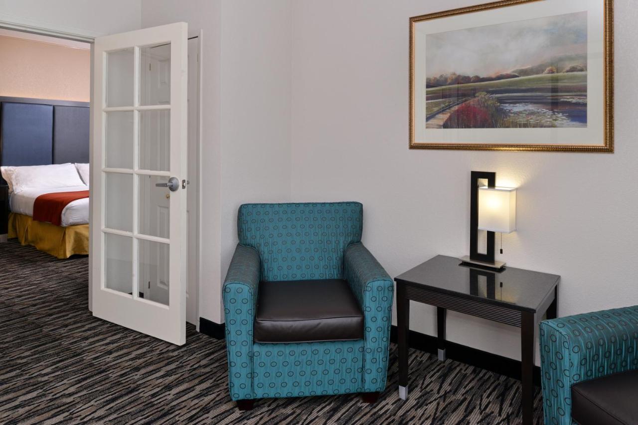 King Suite Whirlpool at Holiday Inn Express & Suites Tacoma South - Lakewood by IHG