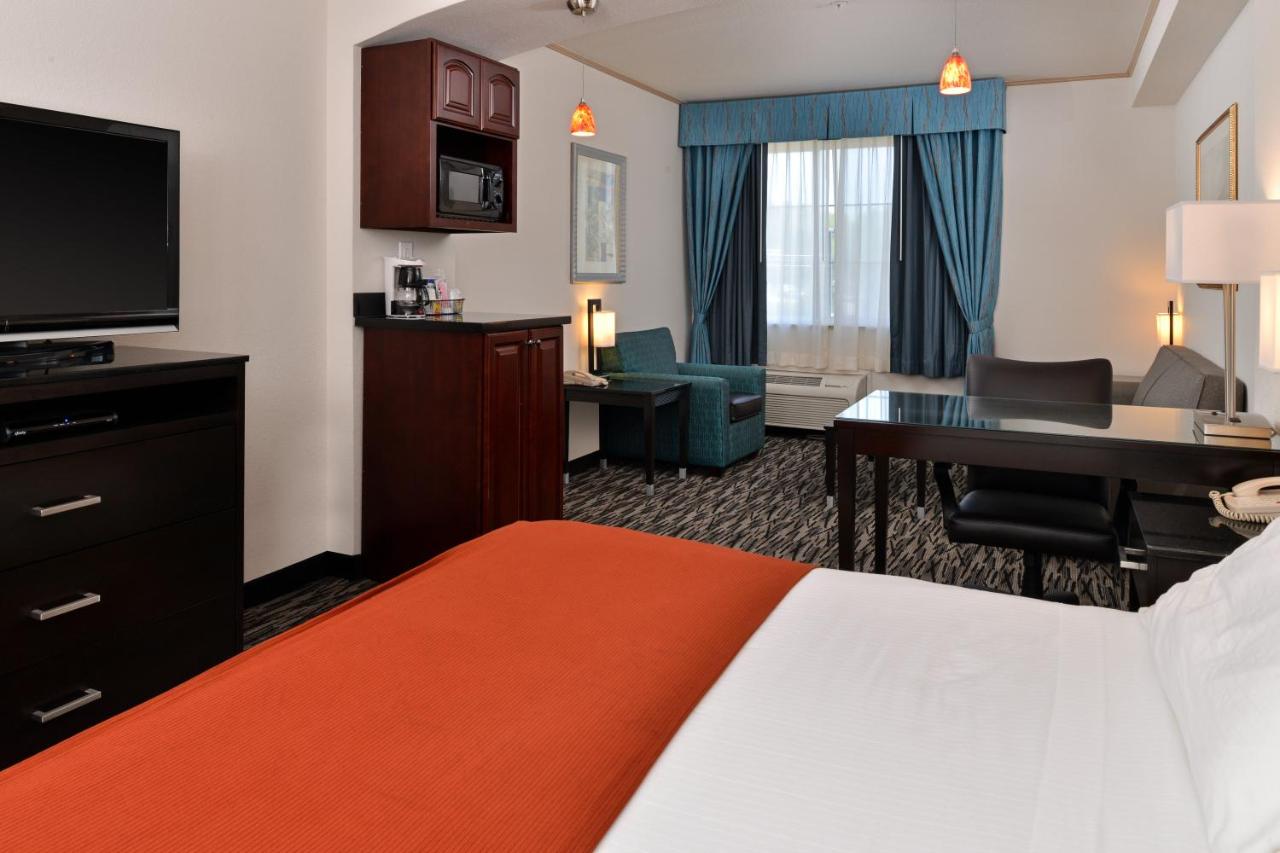 Suite - Mobility Access/Hearing Accessible at Holiday Inn Express & Suites Tacoma South - Lakewood by IHG