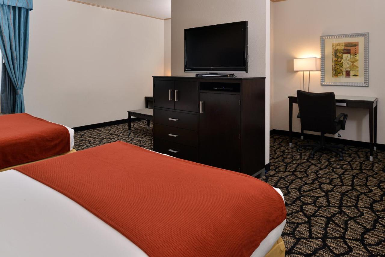 Deluxe Queen Room with Two Queen Beds at Holiday Inn Express & Suites Tacoma South - Lakewood by IHG