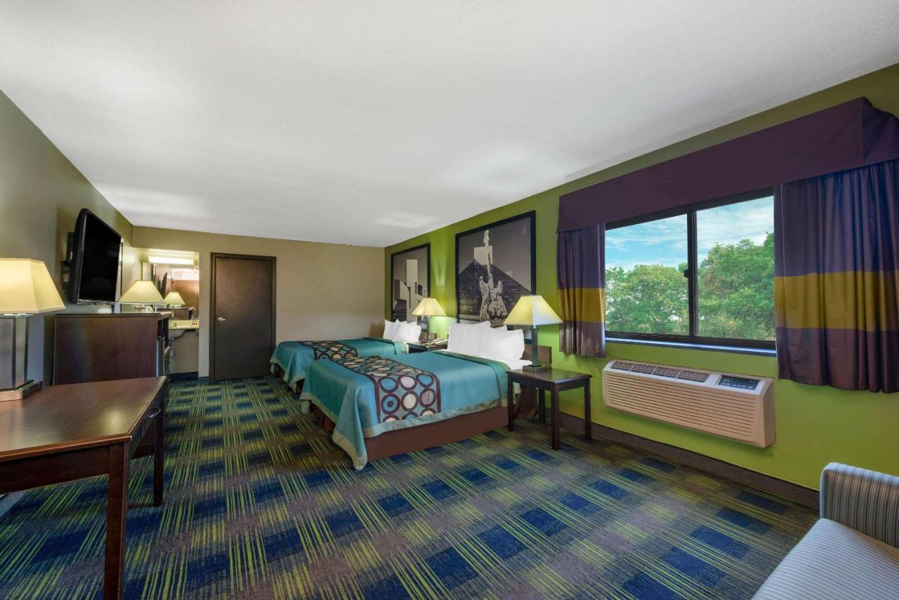 | Super 8 by Wyndham Cleveland