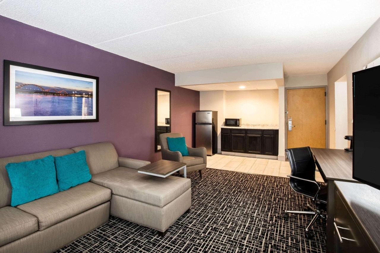 Deluxe King Suite at La Quinta Inn by Wyndham Davenport & Conference Center