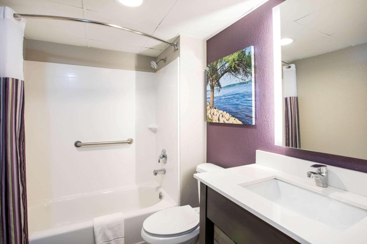 Deluxe King Suite at La Quinta Inn by Wyndham Davenport & Conference Center
