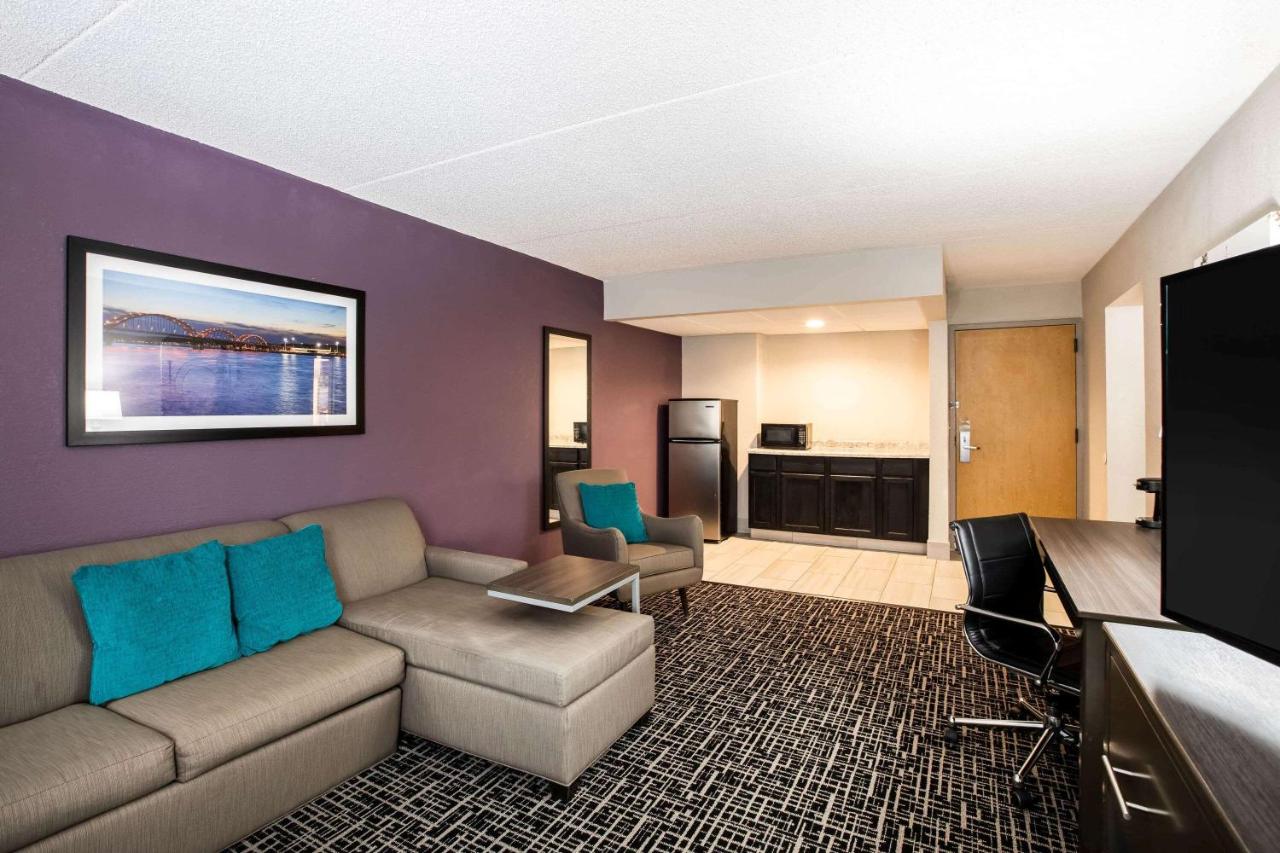 Deluxe Queen Suite at La Quinta Inn by Wyndham Davenport & Conference Center