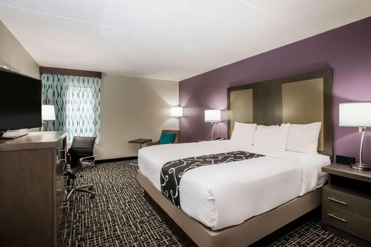 Deluxe King Room at La Quinta Inn by Wyndham Davenport & Conference Center