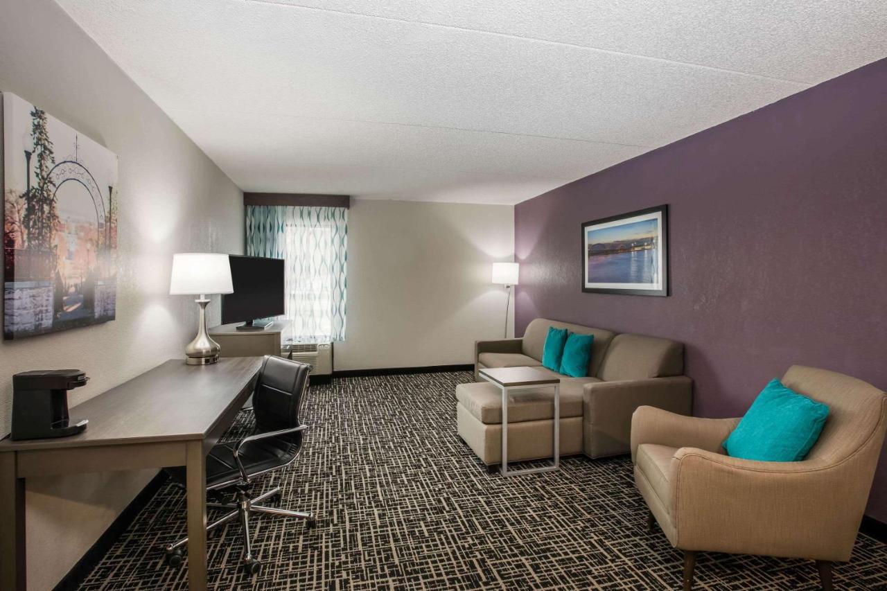 Deluxe King Suite at La Quinta Inn by Wyndham Davenport & Conference Center